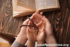 Em tuas mãos coloco minhas alegrias e dores, ó Virgem de Fátima.